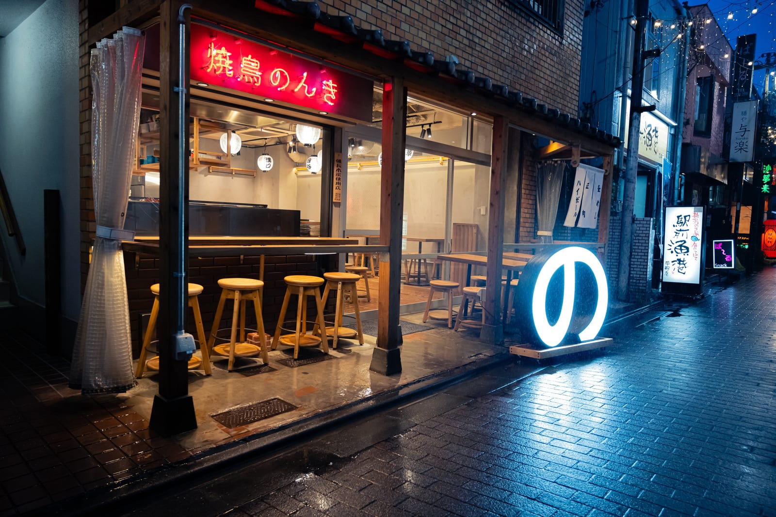 中野駅北口・五番街「焼鳥のんき」の夜の店舗外観（ネオン看板）